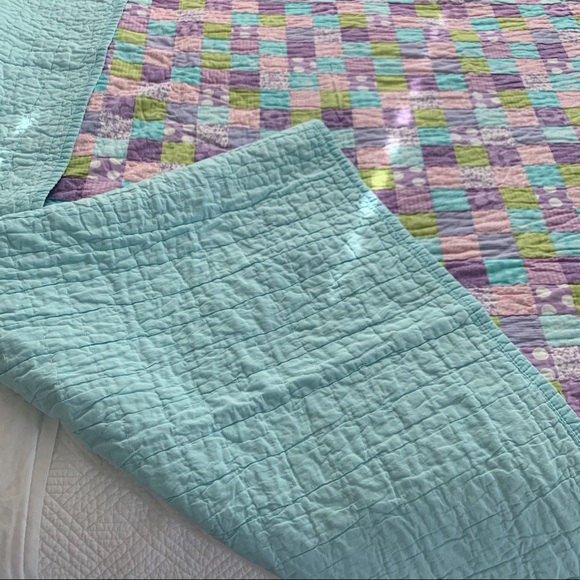 ❣️SOLD❣️Twin Patterned Quilt - Picture 6 of 11